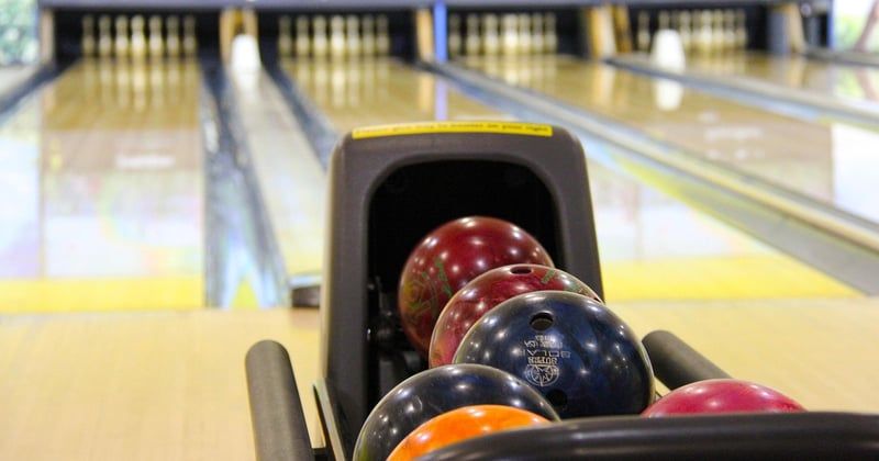 Entretenir sa boule de bowling à la maison : 7 gestes simples pour la garder comme neuve