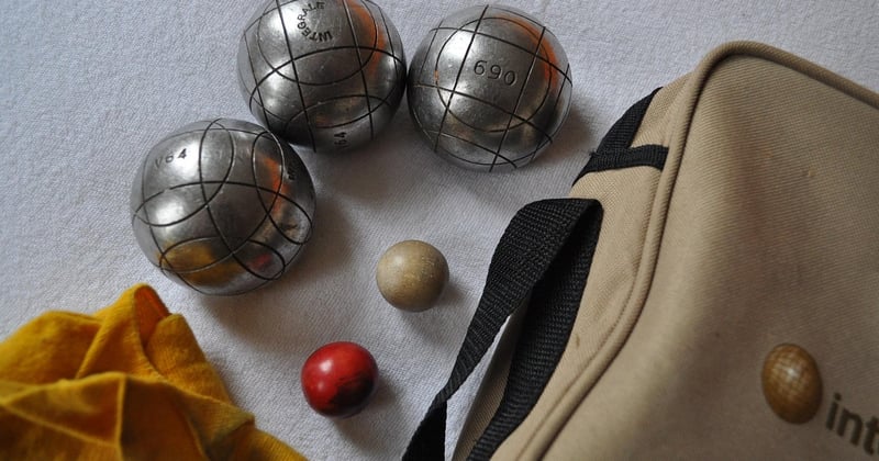 Comment nettoyer les trous de sa boule de bowling pour retrouver la précision